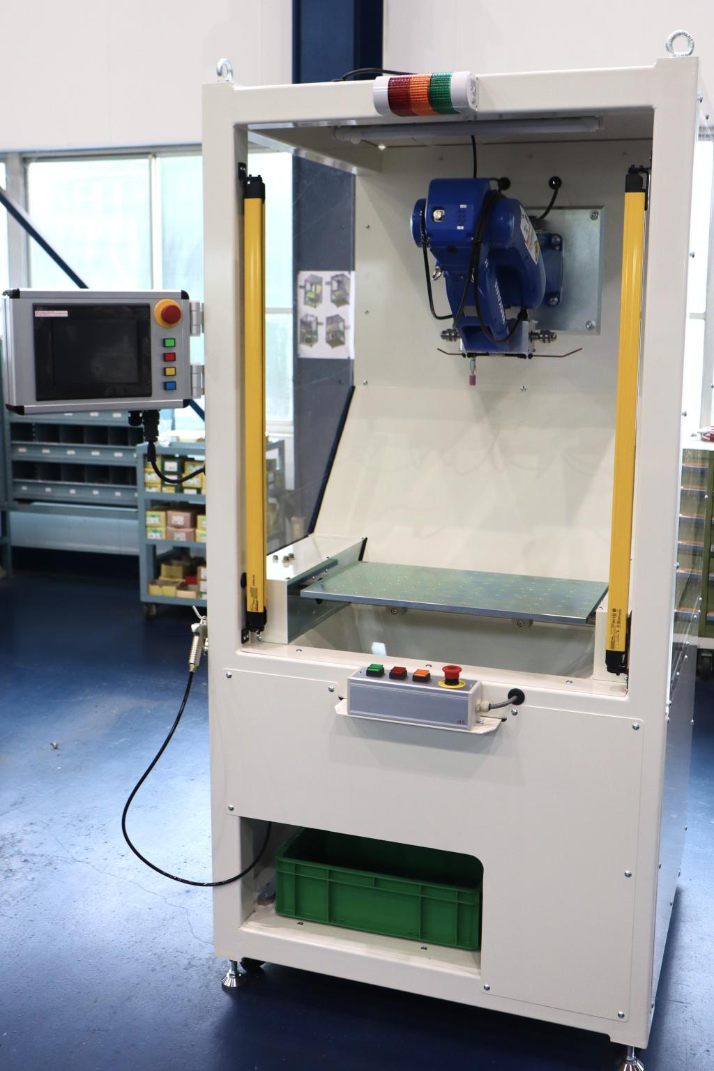 必要な装備一式を筐体内に収めた