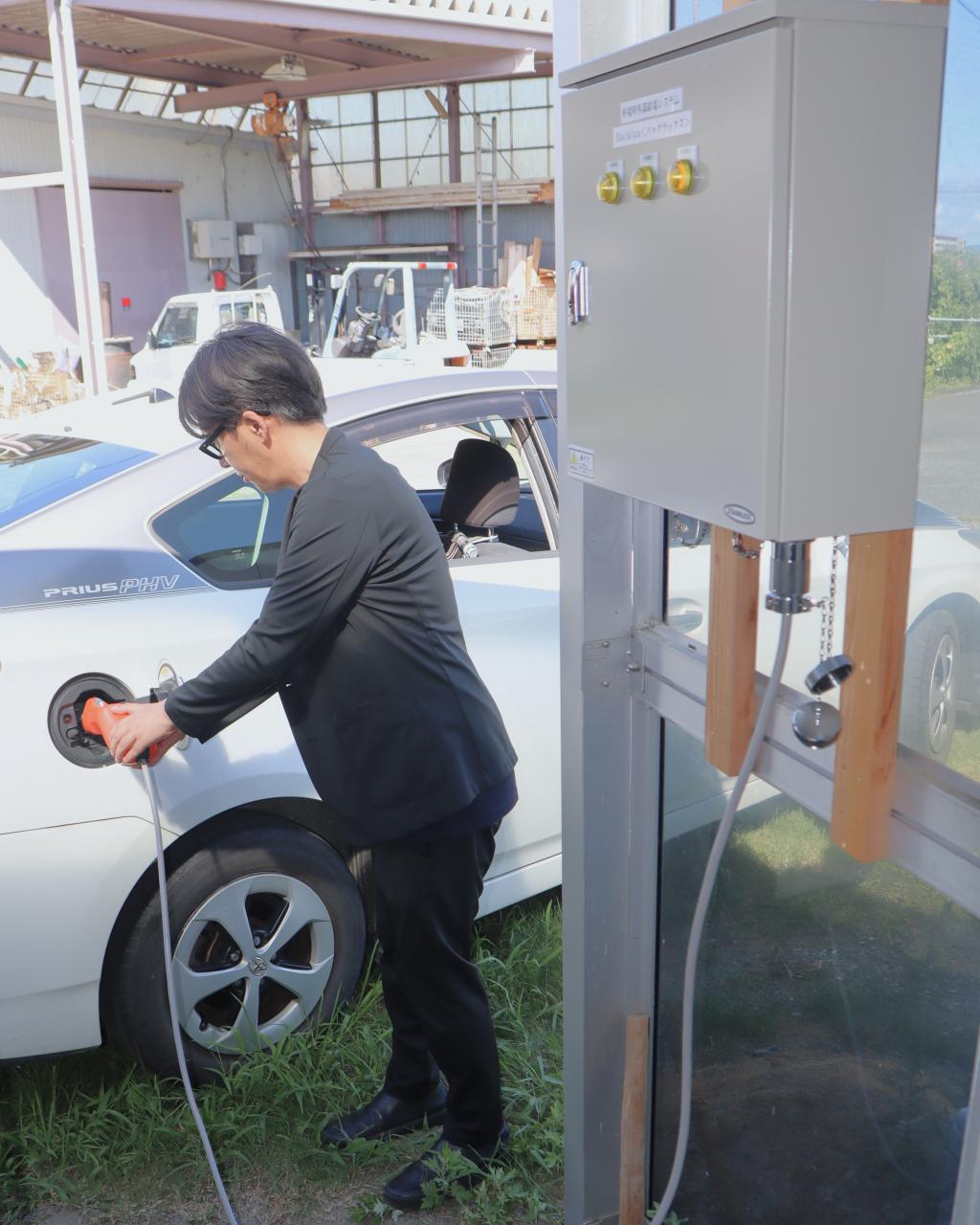 ＰＨＶなどの外部電源をつなぎ屋内へ自動で給電する