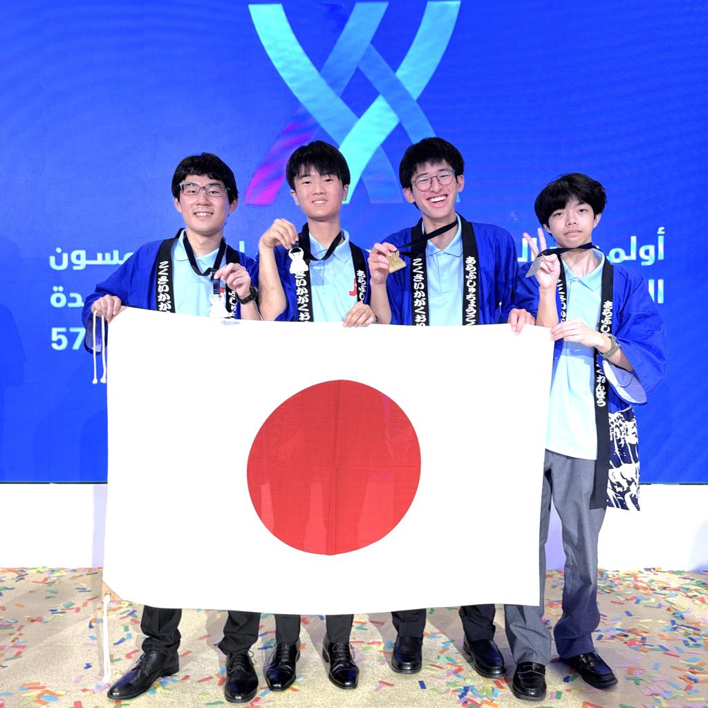 <strong>「第５７回国際化学オリンピック」に参加した日本代表生徒</strong>（左から天野さん、井戸沼さん、渡邉さん、早田さん／日本化学会提供）