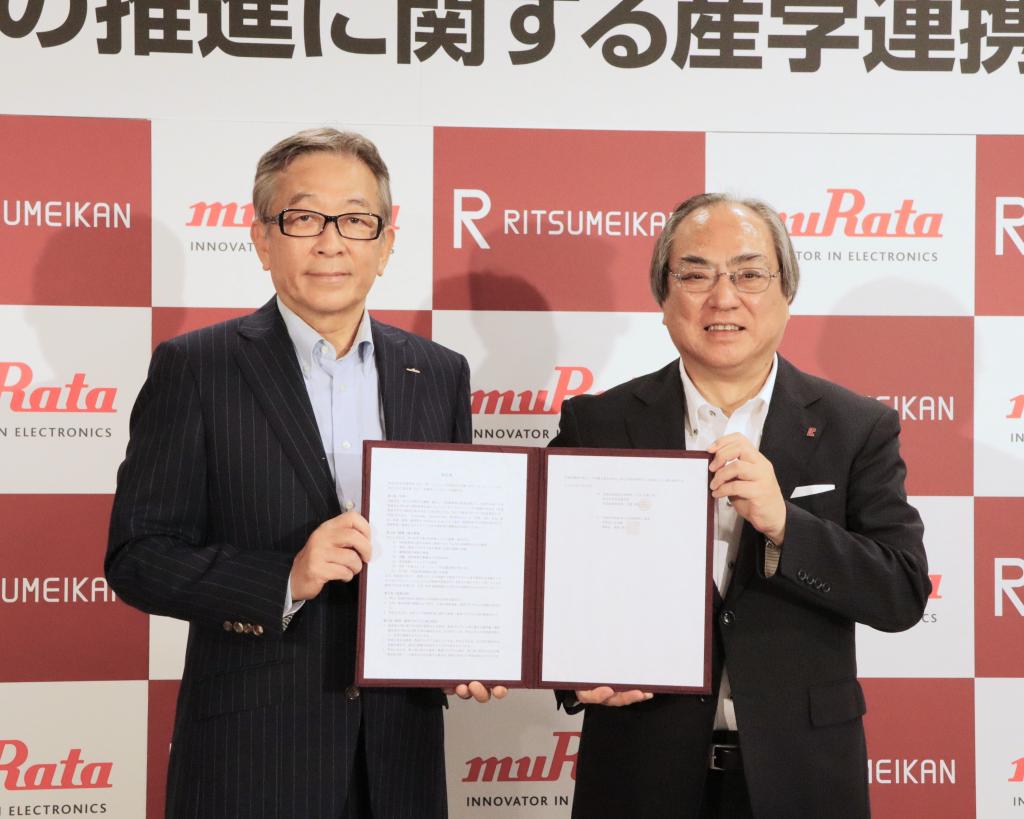 ７月末、ＳＴＥＡＭ教育推進に関する産学連携協定を結んだ。（左から、村田製作所の岩坪浩副社長、学校法人立命館の仲谷善雄総長）