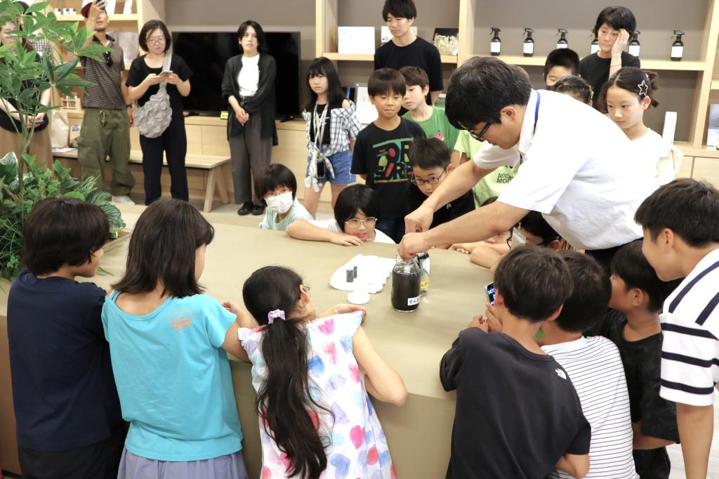 実験を真剣なまなざしで見守る子どもたち