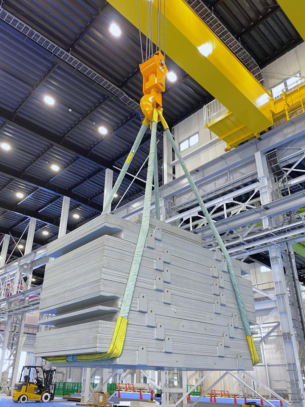 <strong>重量物の引き上げ、移動に欠かせない繊維スリング</strong>（ロックスリング　ソフターＴＮを使用した資材の運搬、明大提供）