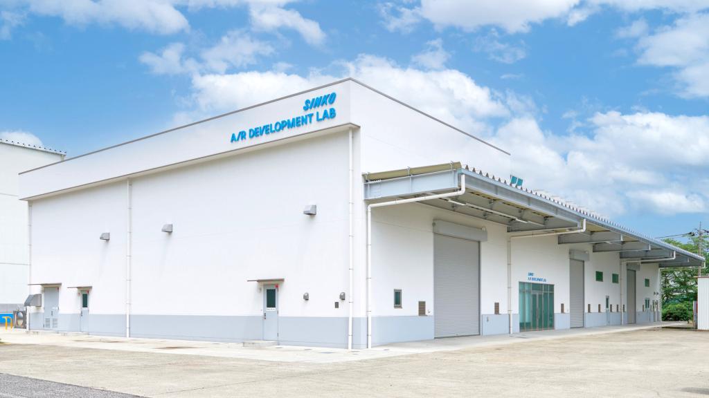 <strong>空調機の実負荷能力試験が可能な総合実験棟</strong>（新晃工業提供）