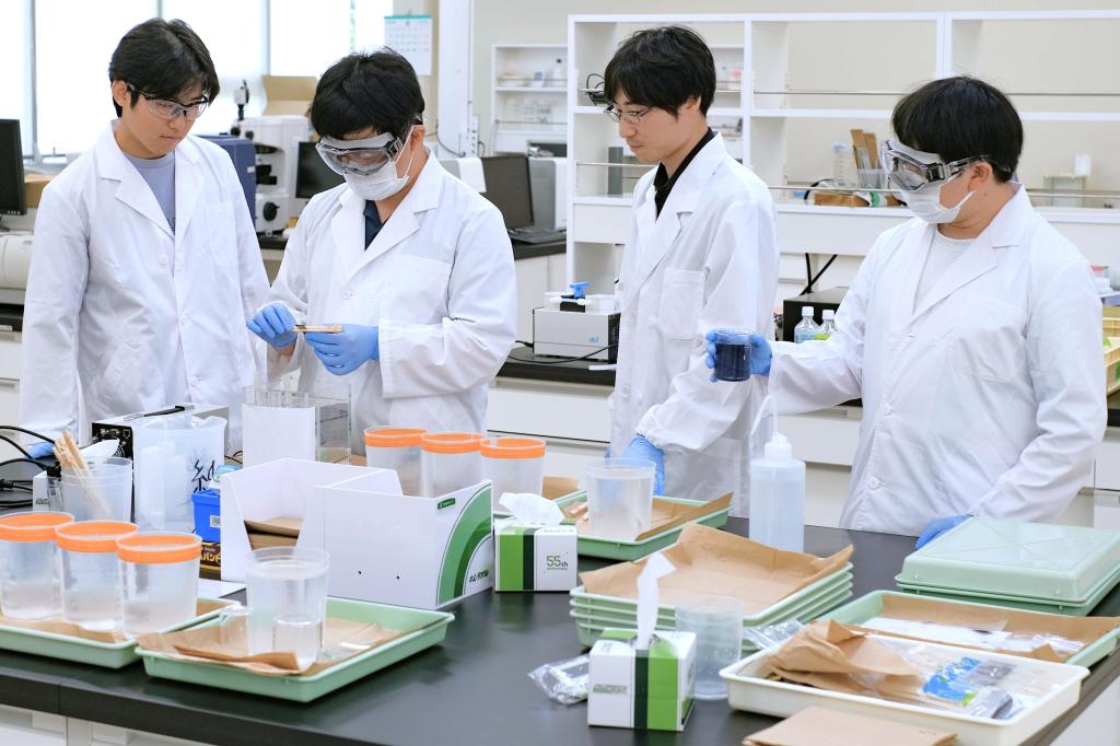 <strong>表面処理で使用される新素材の研究開発に取り組む</strong>（関東学院大学）