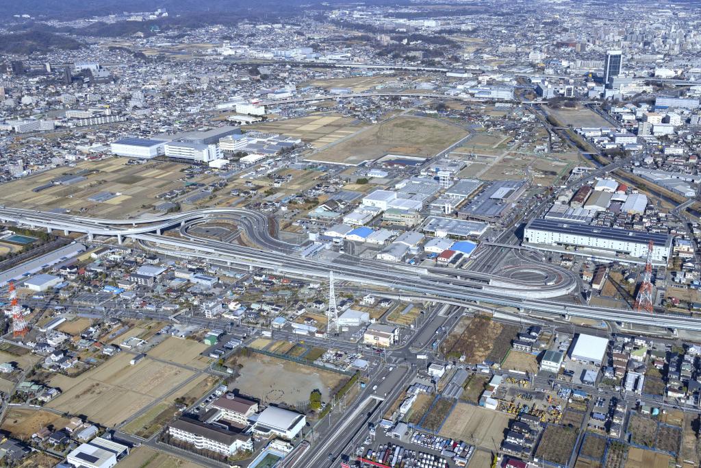 厚木市は複数の高速道路や国道が通る