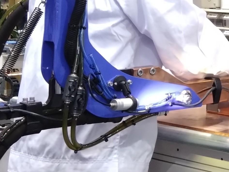 電極交換時に冷却水がこぼれるのを防ぐ「止水バルブ」