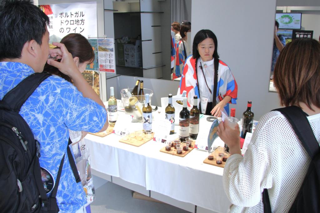 ポルトガル館で和歌山県の梅酒とポルトガルのワインが振る舞われた