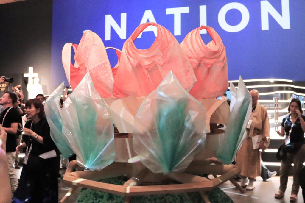 イタリア館に展示された「利他の蓮華」