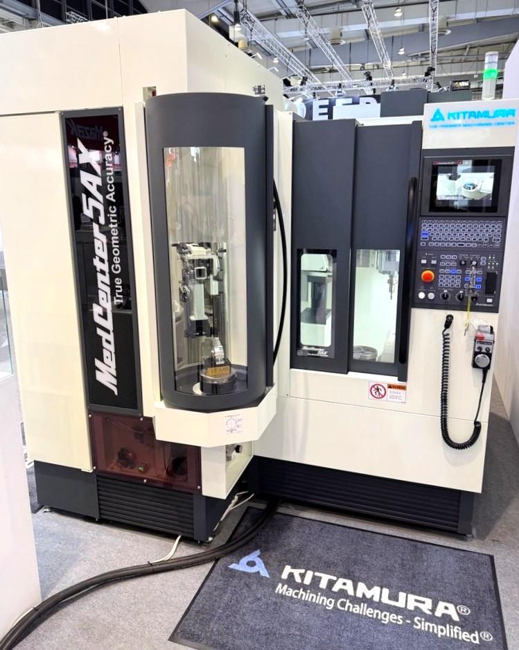 キタムラ機械の小型同時５軸制御立型ＭＣ「メドセンター５ＡＸ」と自動パレット交換装置などを組み合わせた例