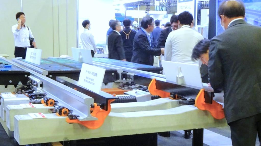 実物大の鉄道関連製品を間近で見ることができる（２０２３年）