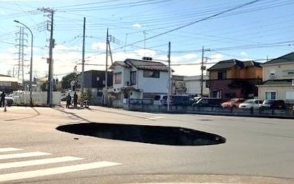 八潮市の陥没事故現場（草加八潮消防提供）