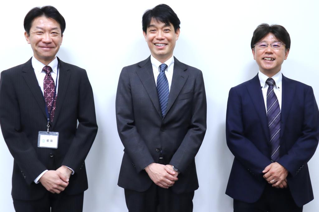 さいたま支店国民生活事業統轄・都築栄太氏（左）、支店長兼中小企業事業統轄・黒澤伸也氏、農林水産事業統轄・木村哲也氏（右）