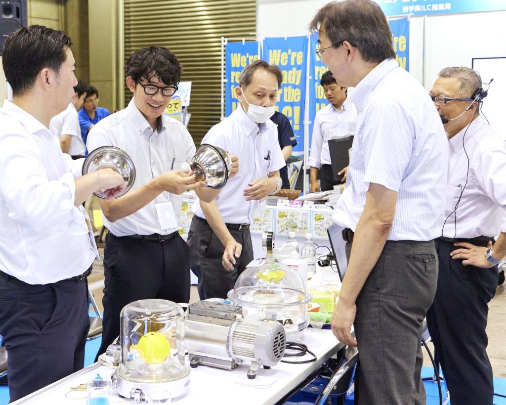 実演を交えて製品の機能を紹介する（ＶＡＣＵＵＭ２０２４真空展）