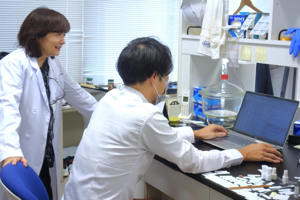 薬のない標的に向けた創薬を目指す（左が宮本社長）