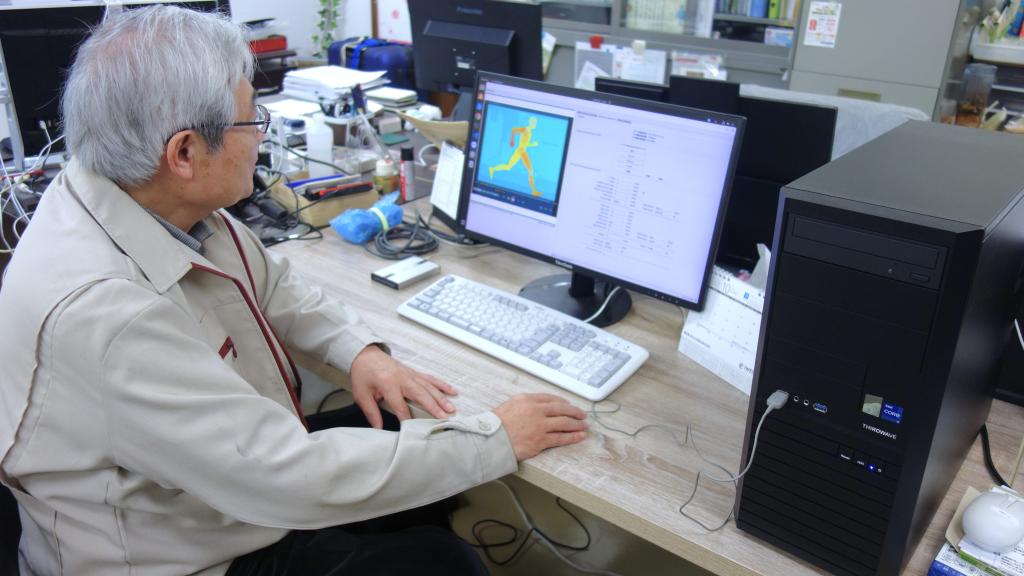 メモリズムプロセッサを搭載したパソコンを操作する井上社長