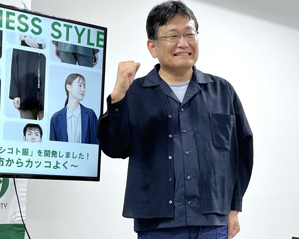 カジビジを着てポーズを決める神谷市長