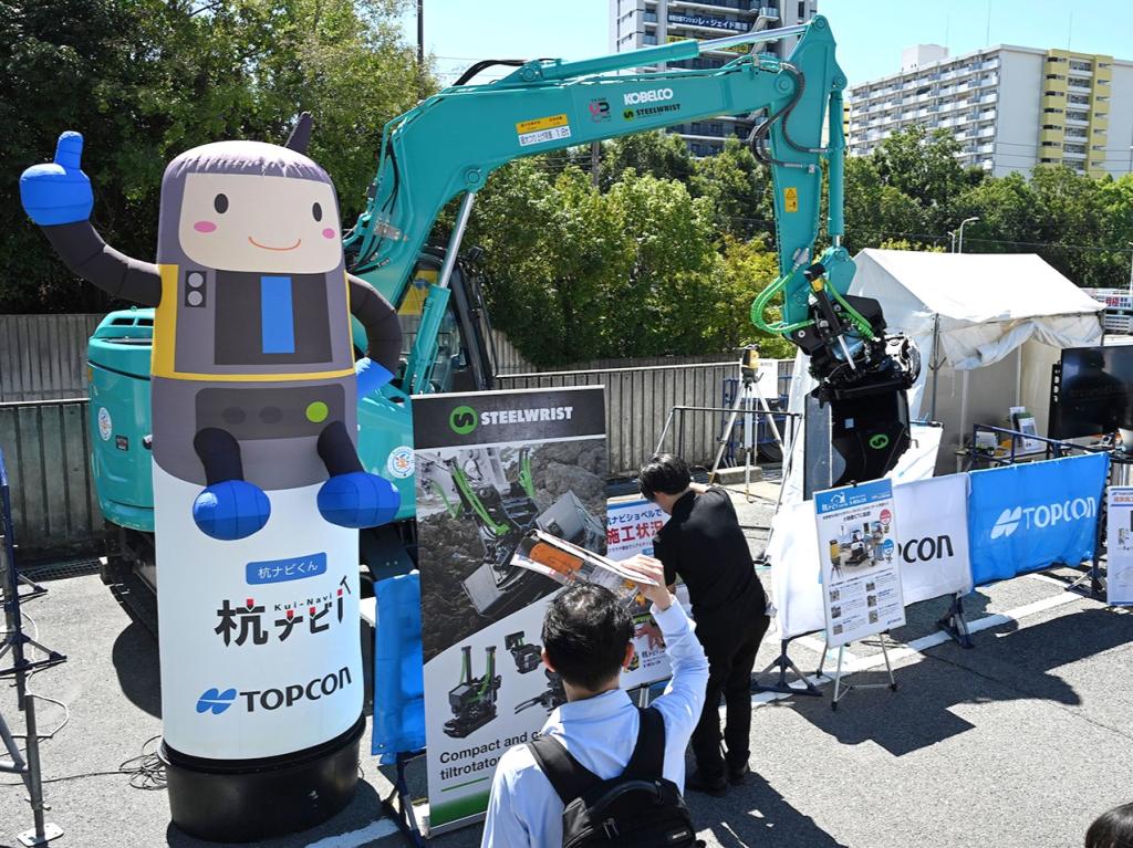 実演を交えて製品の機能を紹介する