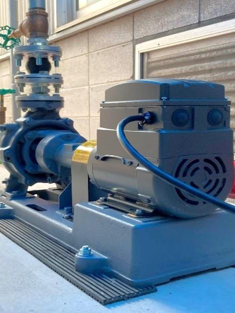 ポンプに取り付けたインバーター一体型モーター（ＡＢＢ提供）