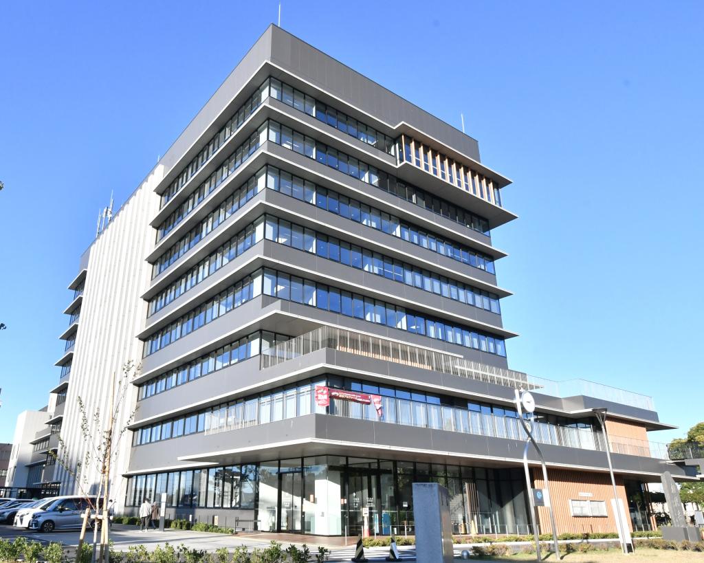 産業振興を図る越谷市（越谷市役所の外観）