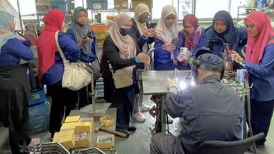 海外からの工場見学を受け入れる取り組みは今後産業観光の重要コンテンツになると期待される（小泉製作所提供）