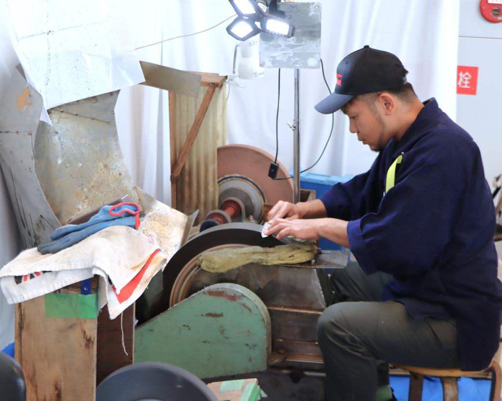 メイドインさかいフェアでの包丁の研ぎ直しは来場者に人気のコンテンツ