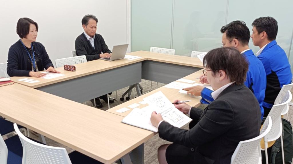 ひなたイノベーションハブでは、予約制でコーディネーターが県内企業の相談に対応する