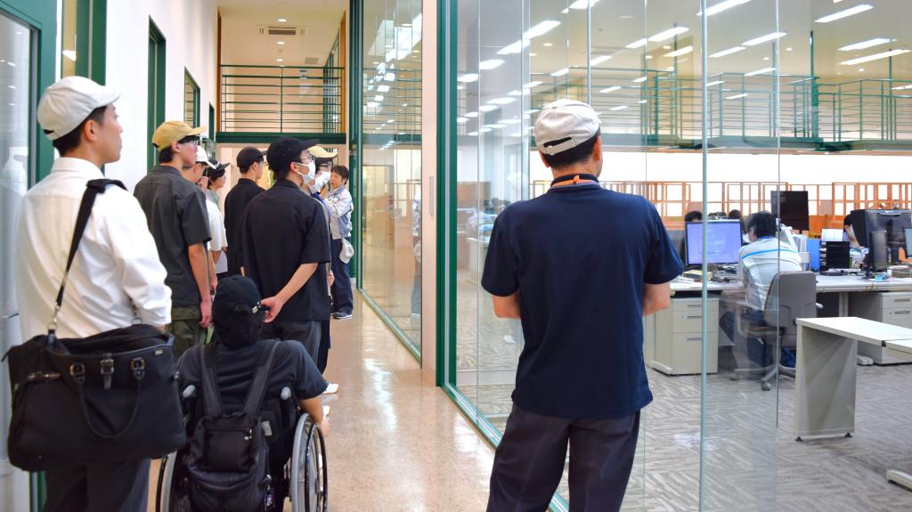 システムスクエア本社のバックオフィスや工場内などを見学した