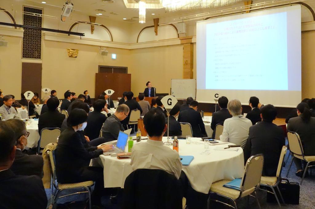 ７、８人ずつ１４グループに分かれ、相互連携を高める手法を考えた