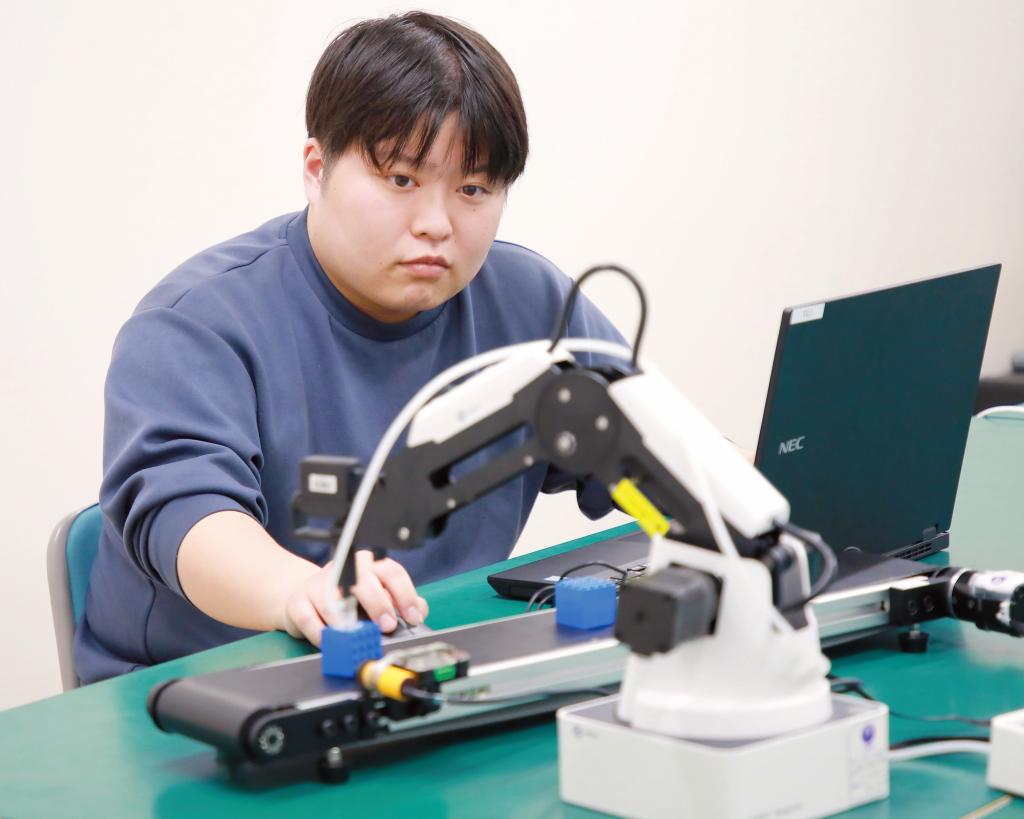 応用情報専攻科は企業と密接に関わりながら、課題抽出と解決提案できる人材を育てる