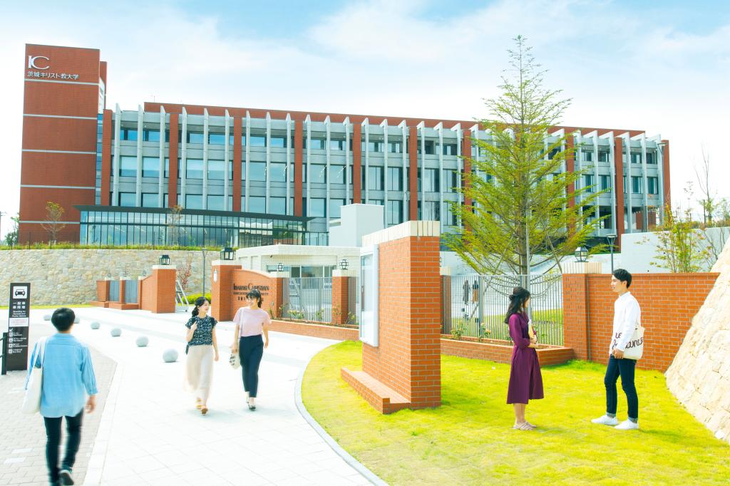 正門から見た茨城キリスト教キャンパス