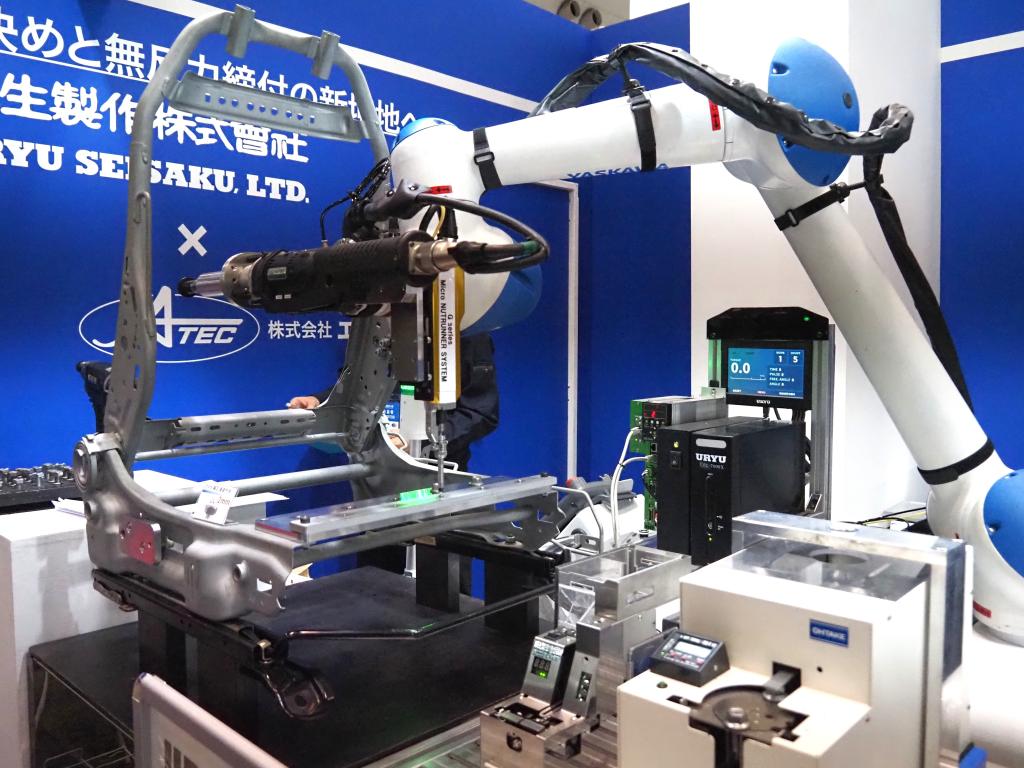 協働ロボットを活用したねじ締め作業を実演（瓜生製作のブース＝２０２５国際ロボット展）