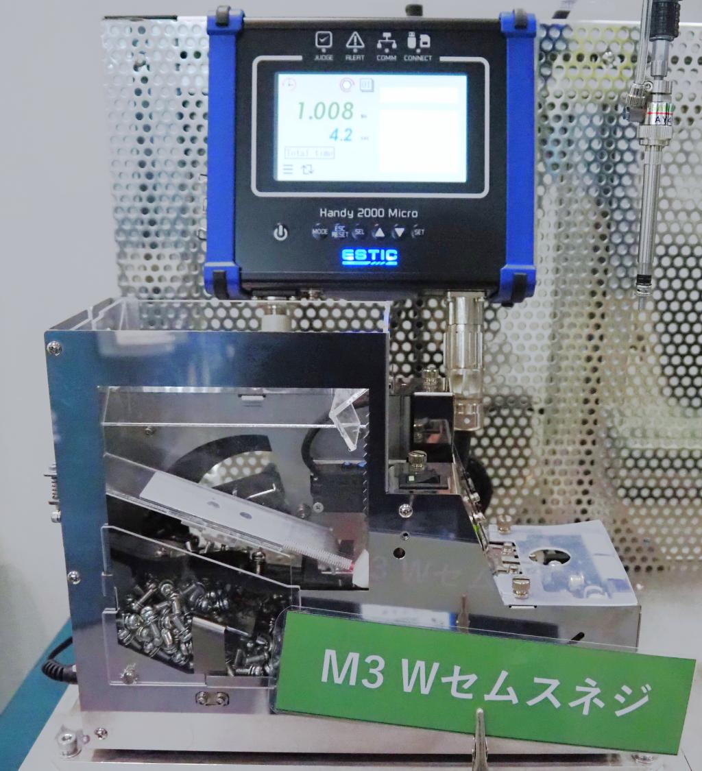 電子部品向け小ねじ用のパーツフィーダ（ＳＡＷＡのブース＝２０２５国際ロボット展）