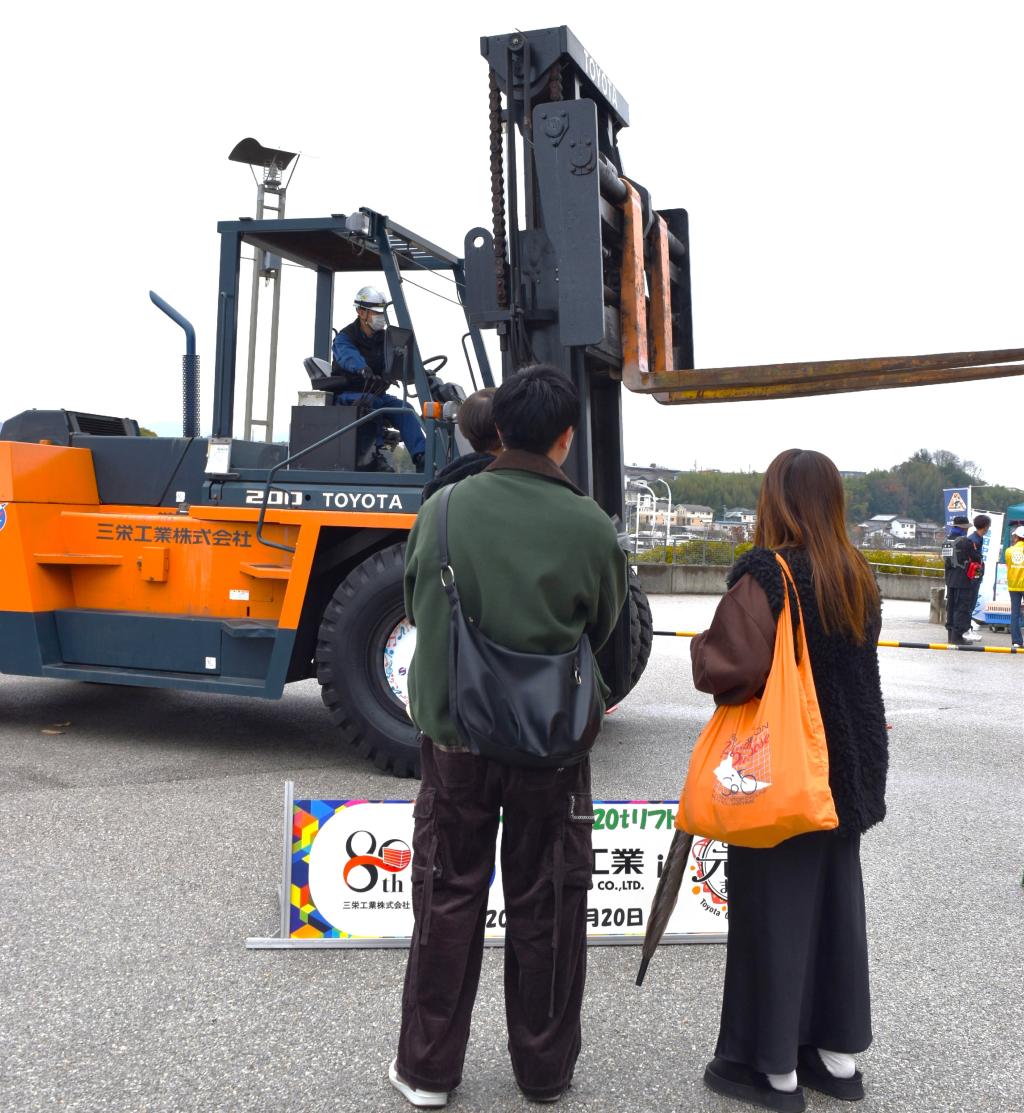 迫力に驚きの声が上がったフォークリフト展示