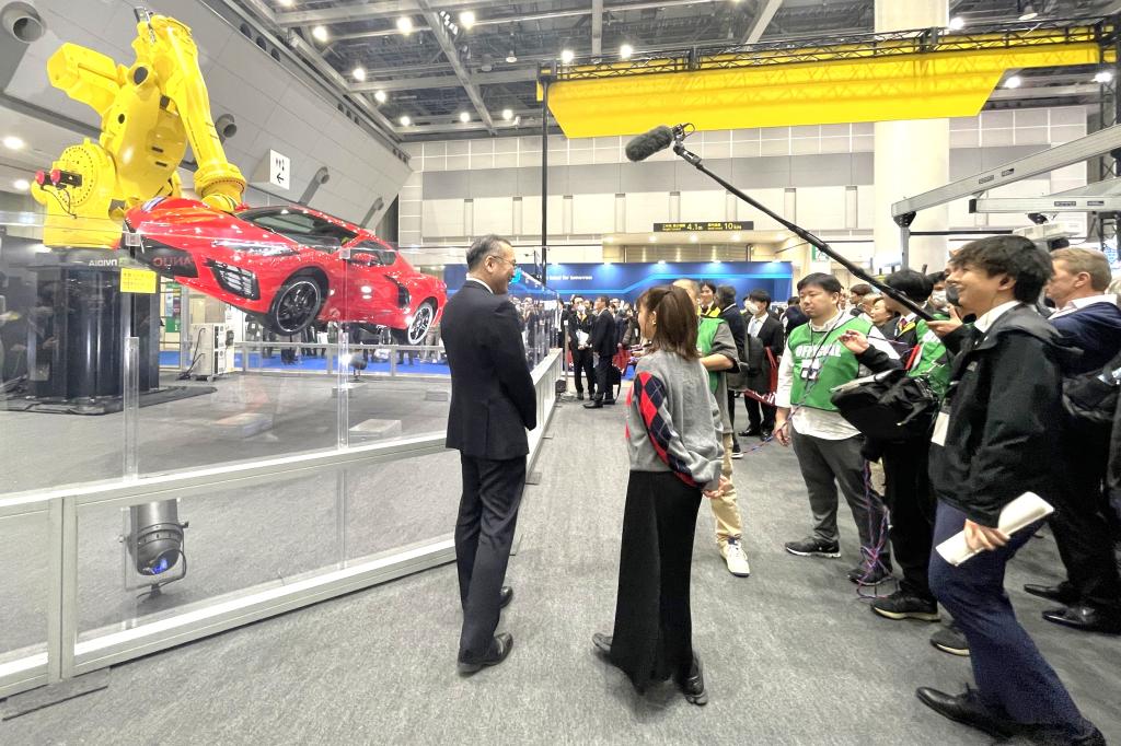 サポーターの井上咲楽さんが会場を視察した。ファナックのブースでは山口賢治社長が自ら案内