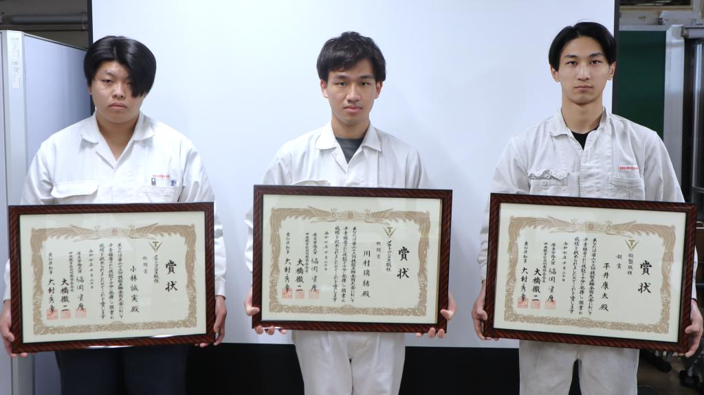 右から全国大会に出場した平井さん、川村さん、小林さん