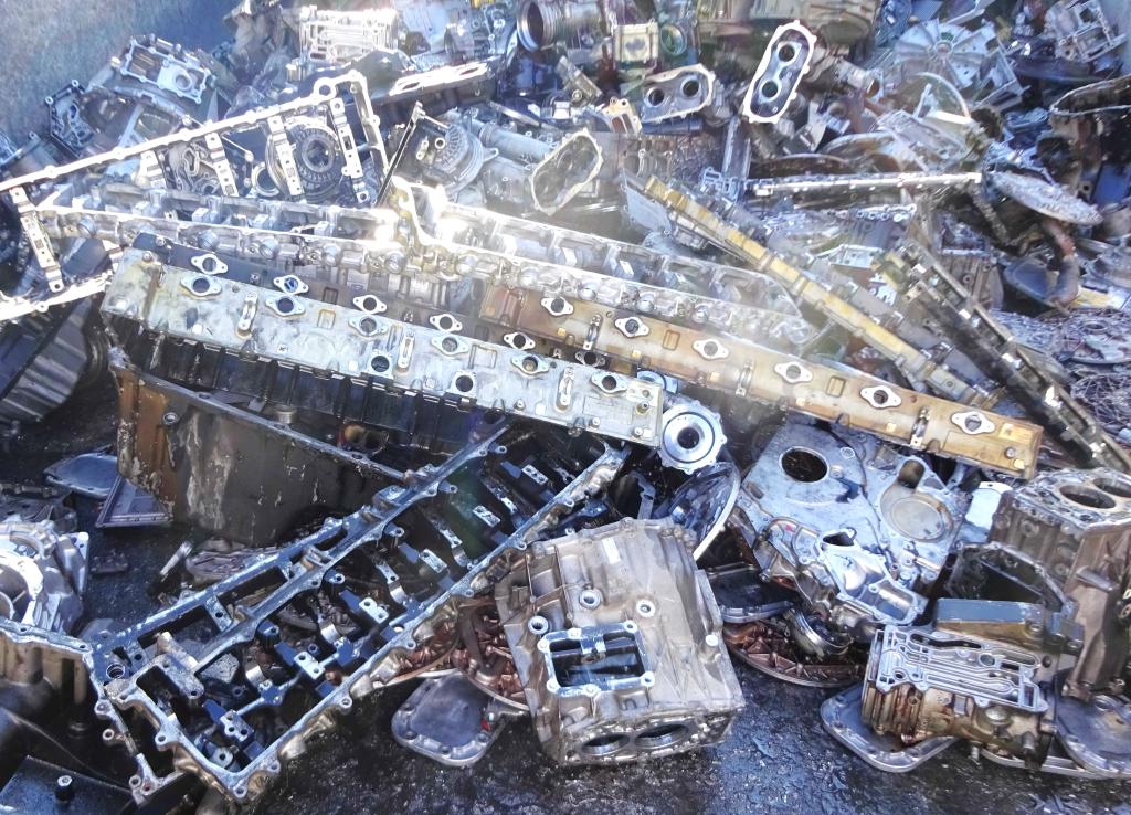 エンジン部品には軽量化と燃費向上のため、アルミが利用されている