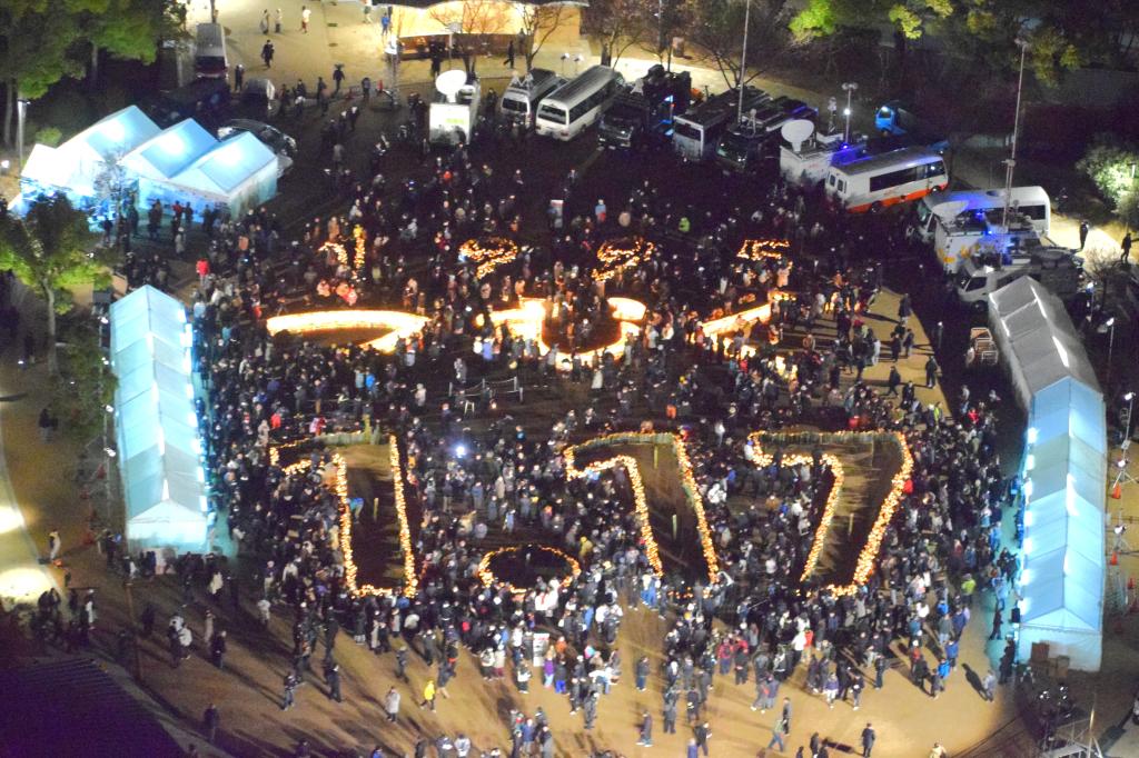 １月１７日に開催された「阪神・淡路大震災１・１７のつどい 」。灯籠を並べて、「つむぐ」の形にした