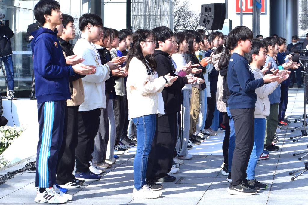 神戸市立灘の浜小学校の児童は、献唱歌「しあわせ運べるように」を手話を交えて合唱した（１月１７日開催のひょうご安全の日１・１７のつどい）