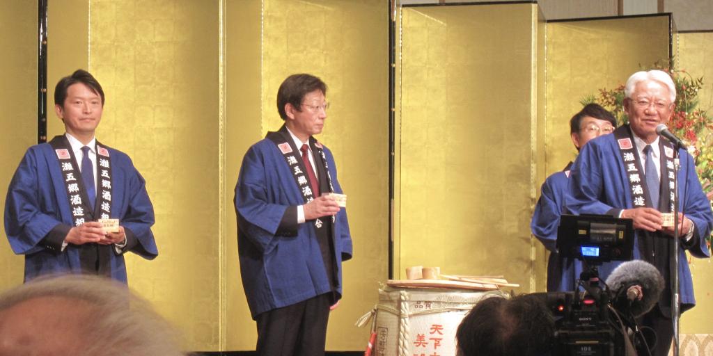 新年合同祝賀会では川崎博也神戸商工会議所会頭が乾杯の発声を行った（５日、神戸ポートピアホテルで）