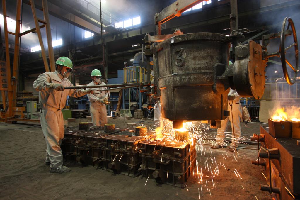 三重工場での注湯作業