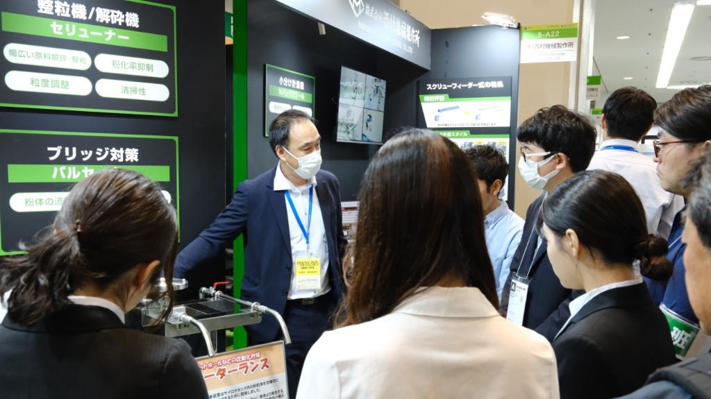 学生ツアーで技術説明に熱心に聞き入る学生ら