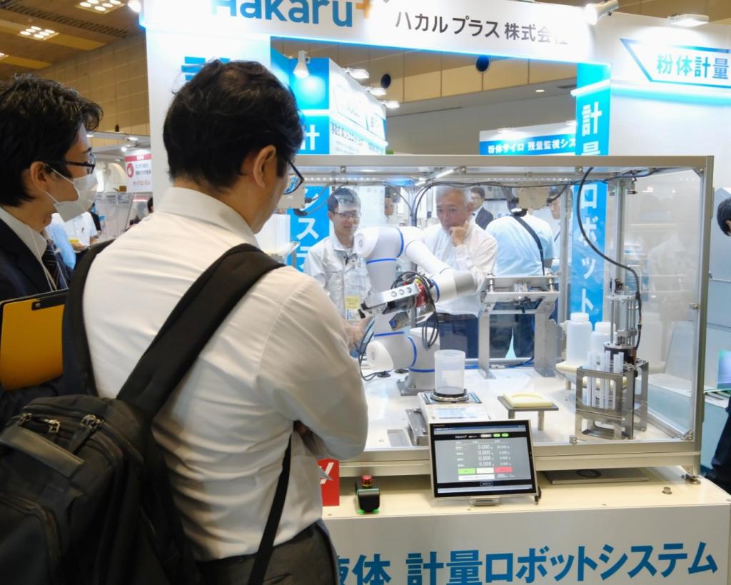 人手不足に頭を悩ませる企業が多い中、注目を集めた計量ロボットシステム