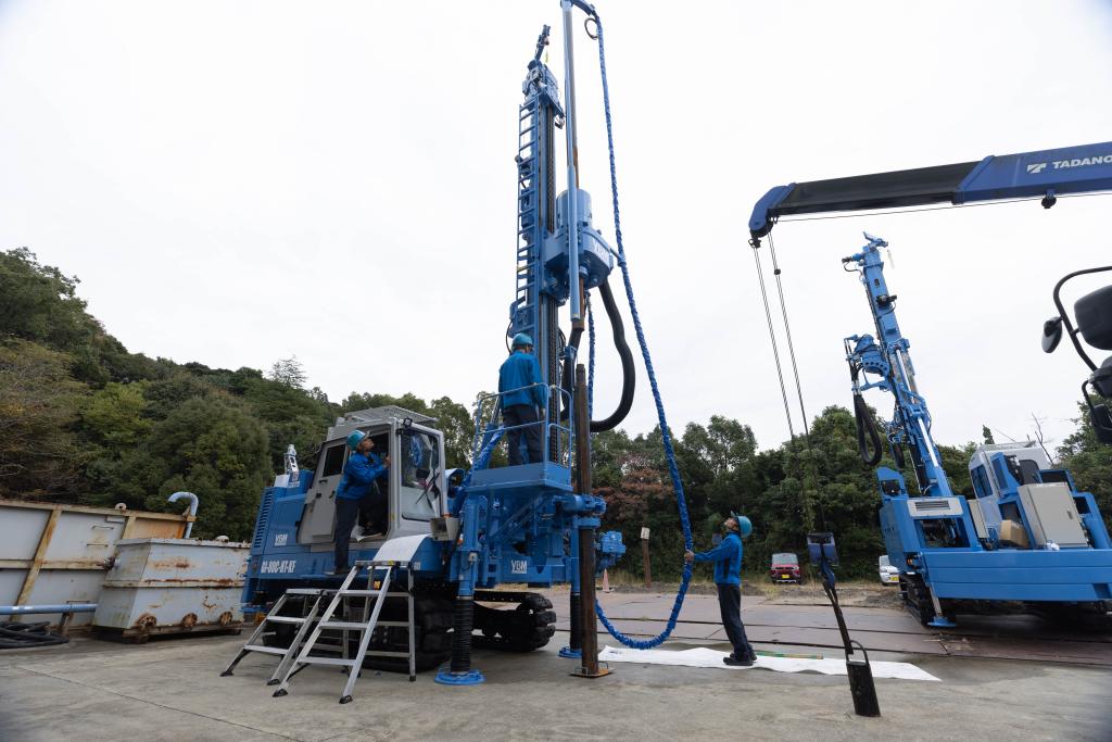 ワイビーエムは地盤改良機やボーリングマシンなどを手がける