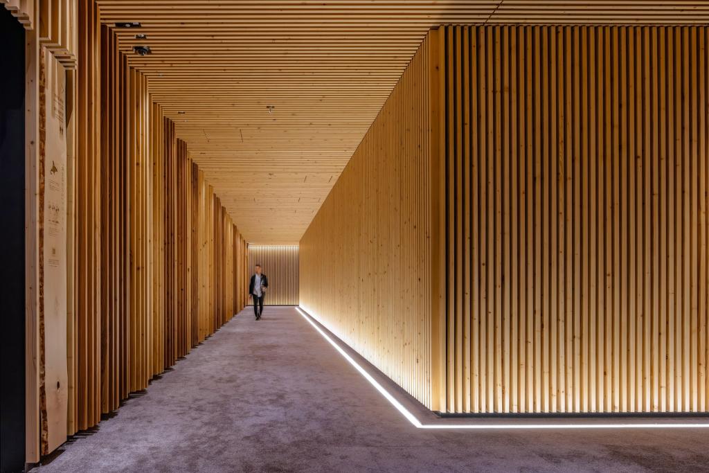 壁および天井ルーバーに木材を活用した役員廊下（エスエス提供）