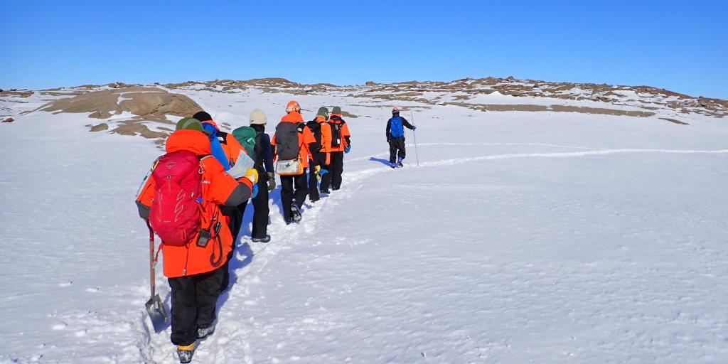 越冬隊と夏隊の２隊からなる南極地域観測隊により、１９５７年から調査・研究が続けられてきた。現在、南極では第６７次隊が活動中（国立極地研究所提供）
