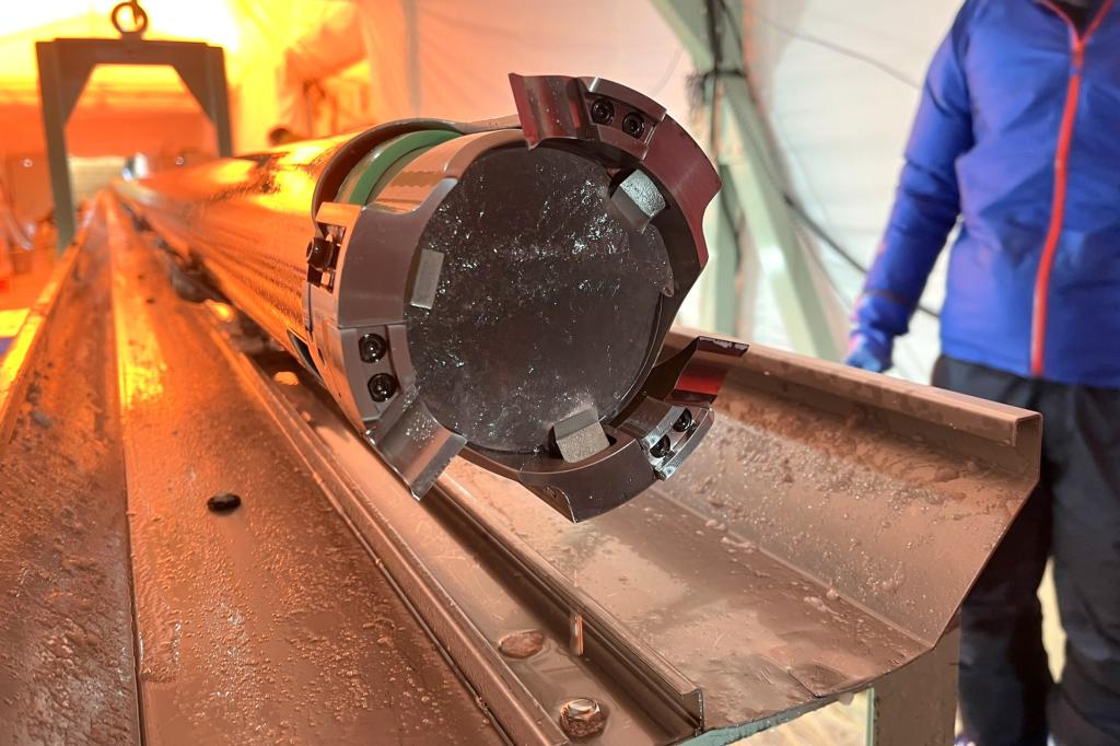 アイスコア採取を軸とした研究は、今期の取り組みの目玉の一つだ（国立極地研究所提供）