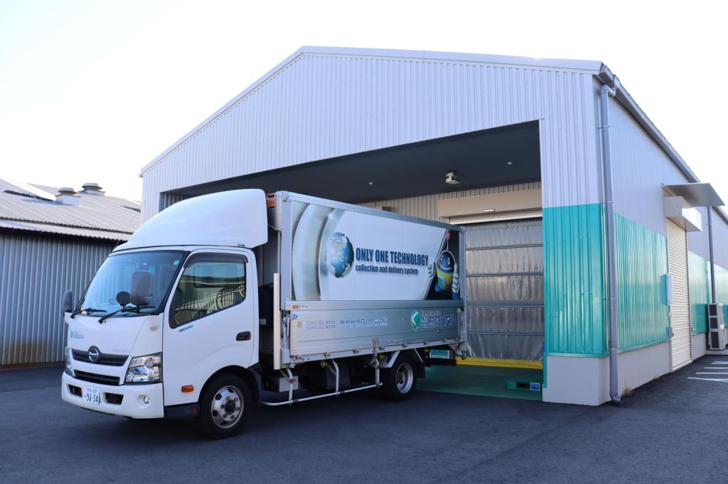 センターにはトラック積み込みスペースを設けて、より短納期での納品を目指す