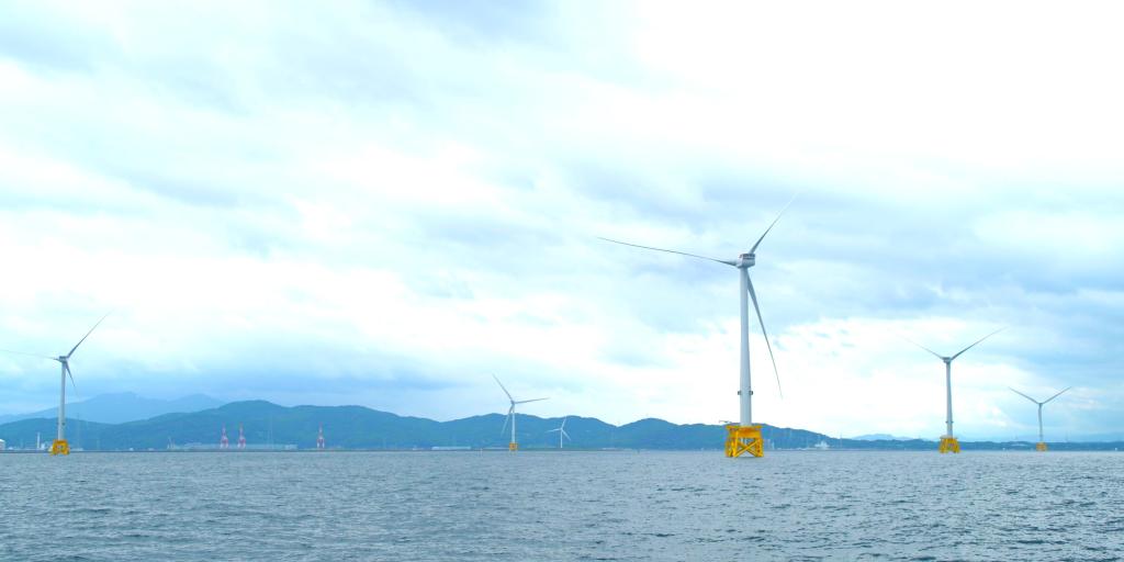 北九州沖で建設中の洋上風力発電