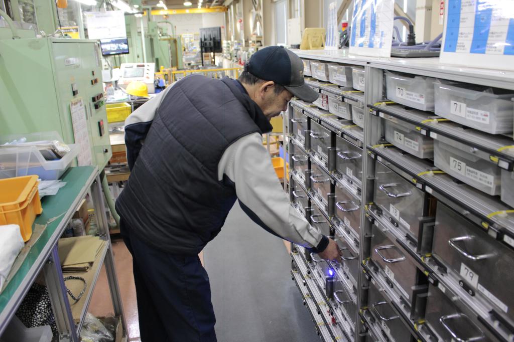 開閉器の付属品は収納場所の棚が光るシステムを採用