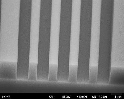 レジストパターンの走査電子顕微鏡画像（膜厚２マイクロメートル／パターンサイズ１マイクロメートル）